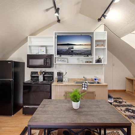 Sky Eco - Glacier General Store And Cabins Coram Bagian luar foto