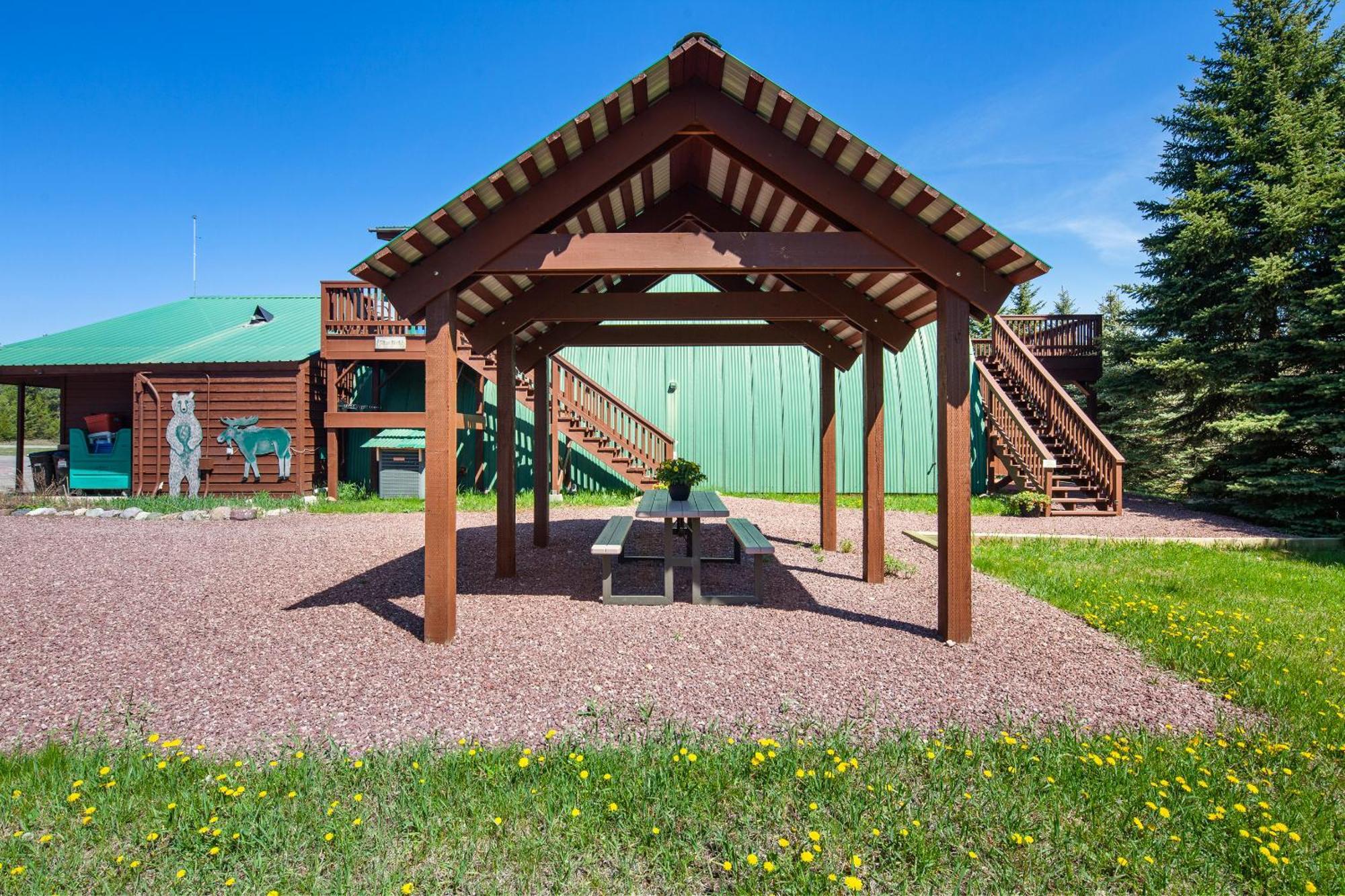 Sky Eco - Glacier General Store And Cabins Coram Bagian luar foto