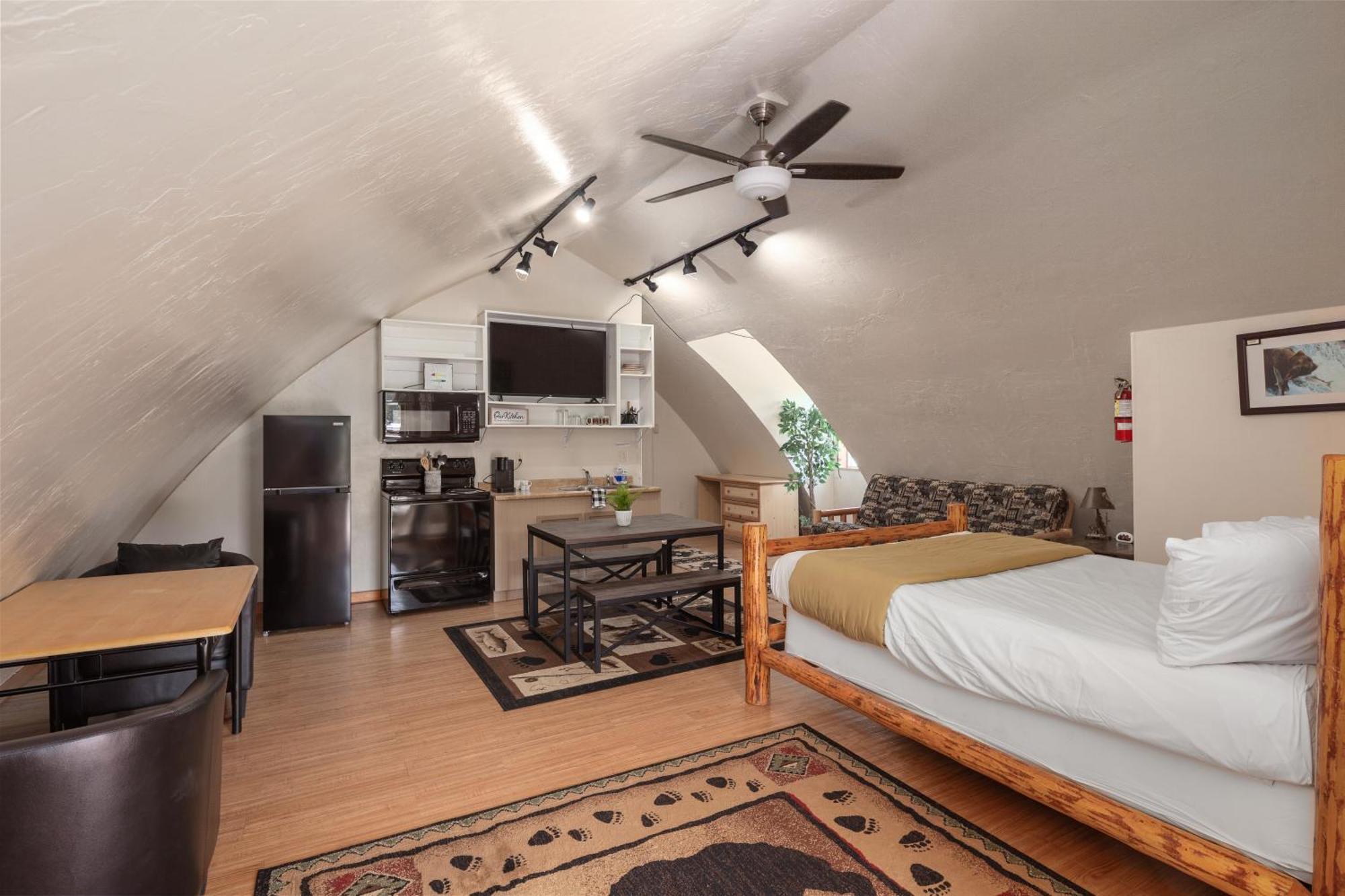 Sky Eco - Glacier General Store And Cabins Coram Bagian luar foto