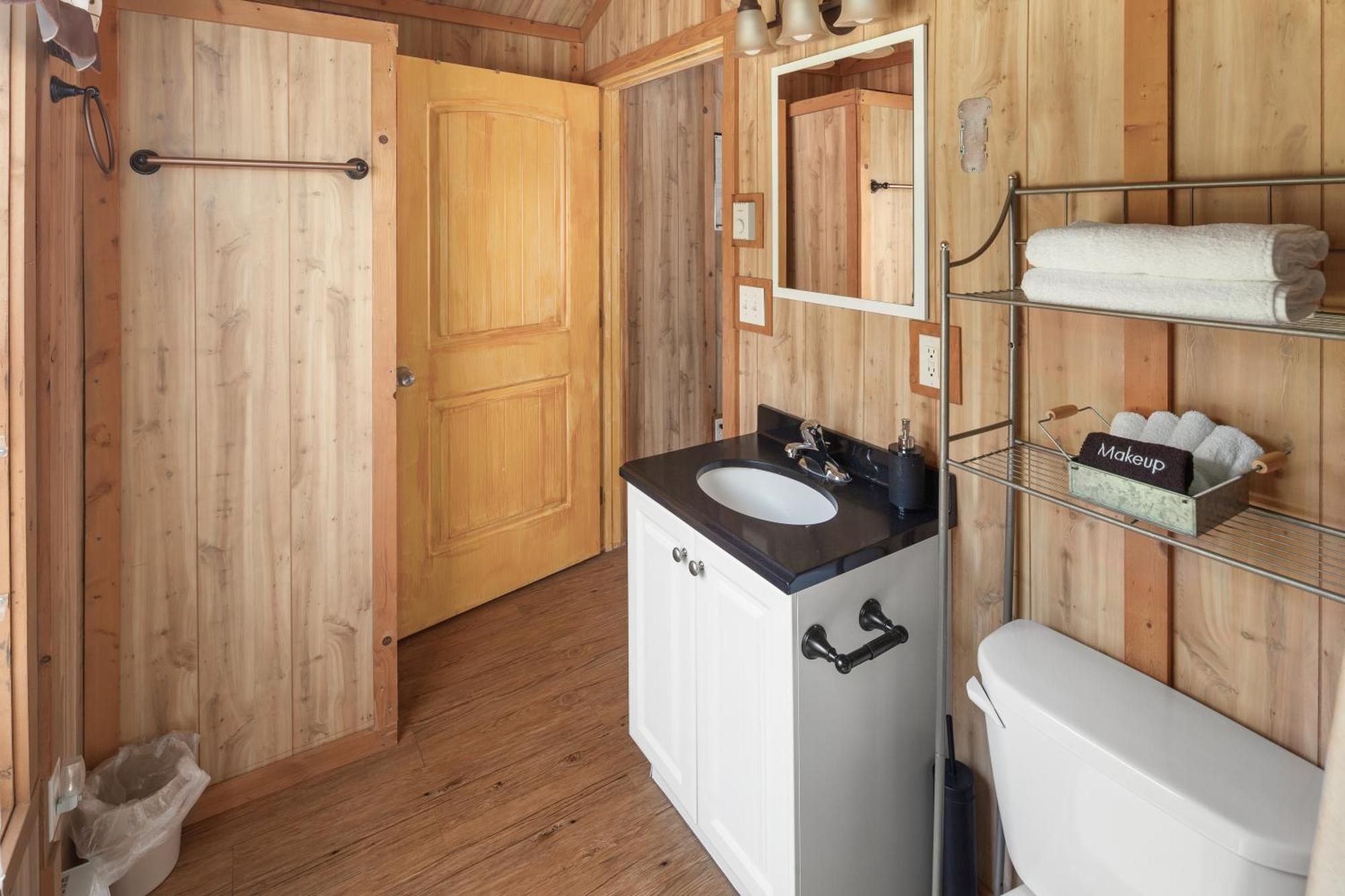 Sky Eco - Glacier General Store And Cabins Coram Bagian luar foto