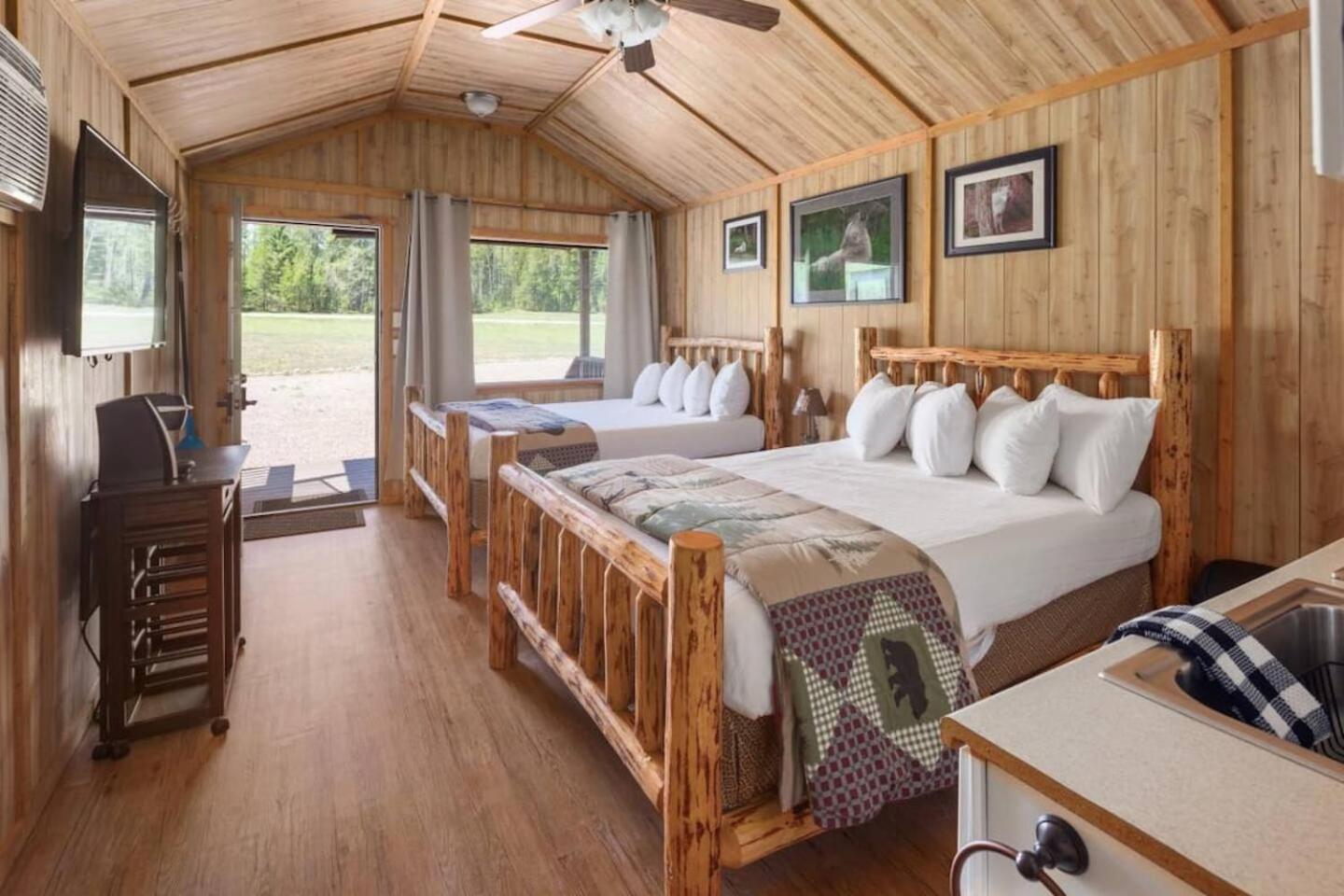 Sky Eco - Glacier General Store And Cabins Coram Bagian luar foto