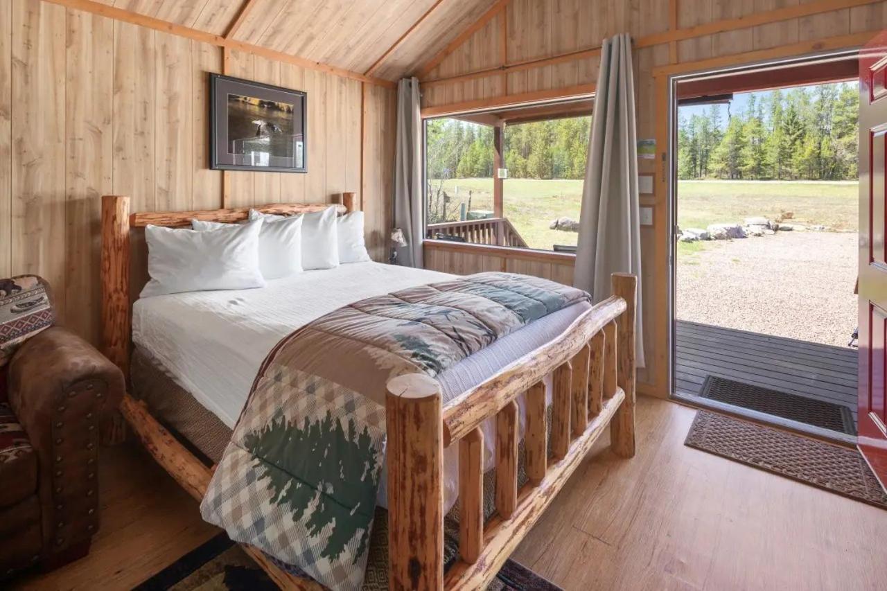 Sky Eco - Glacier General Store And Cabins Coram Bagian luar foto