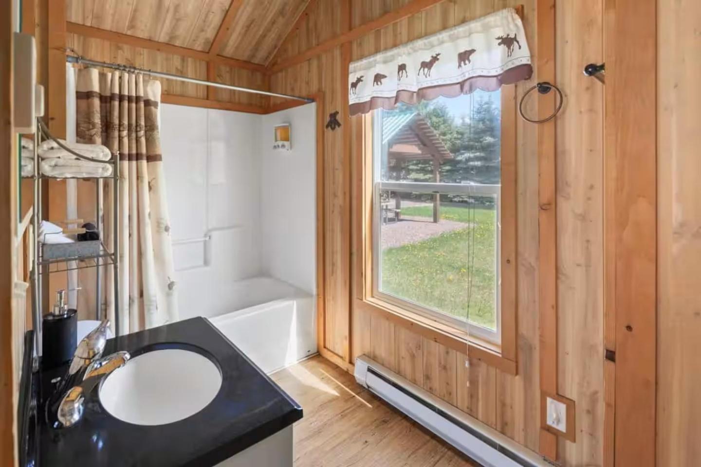 Sky Eco - Glacier General Store And Cabins Coram Bagian luar foto